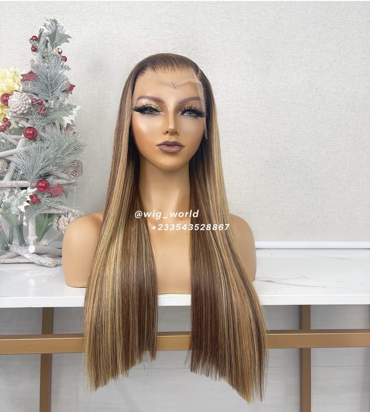 Highlighted straight wig