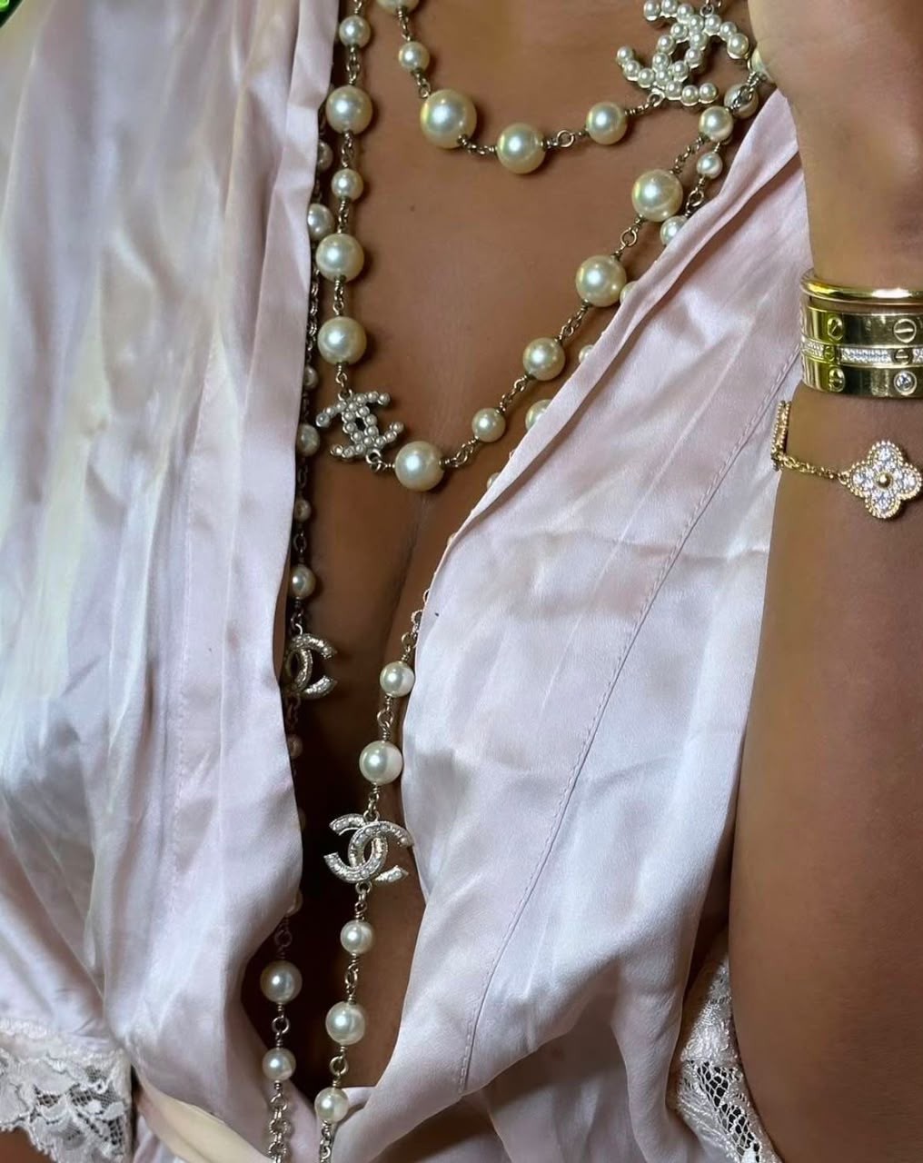 Long pearl-style necklace