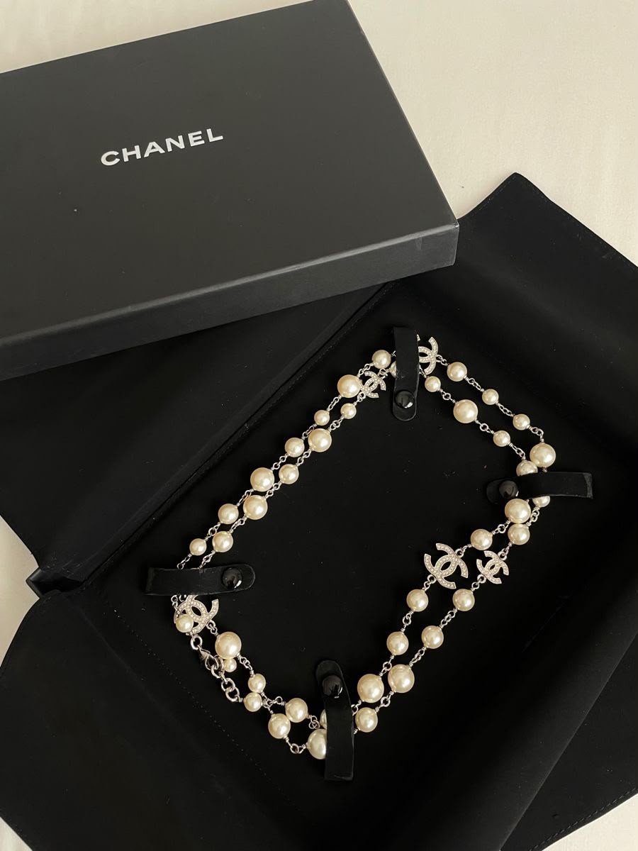 Pearl-style necklace detail